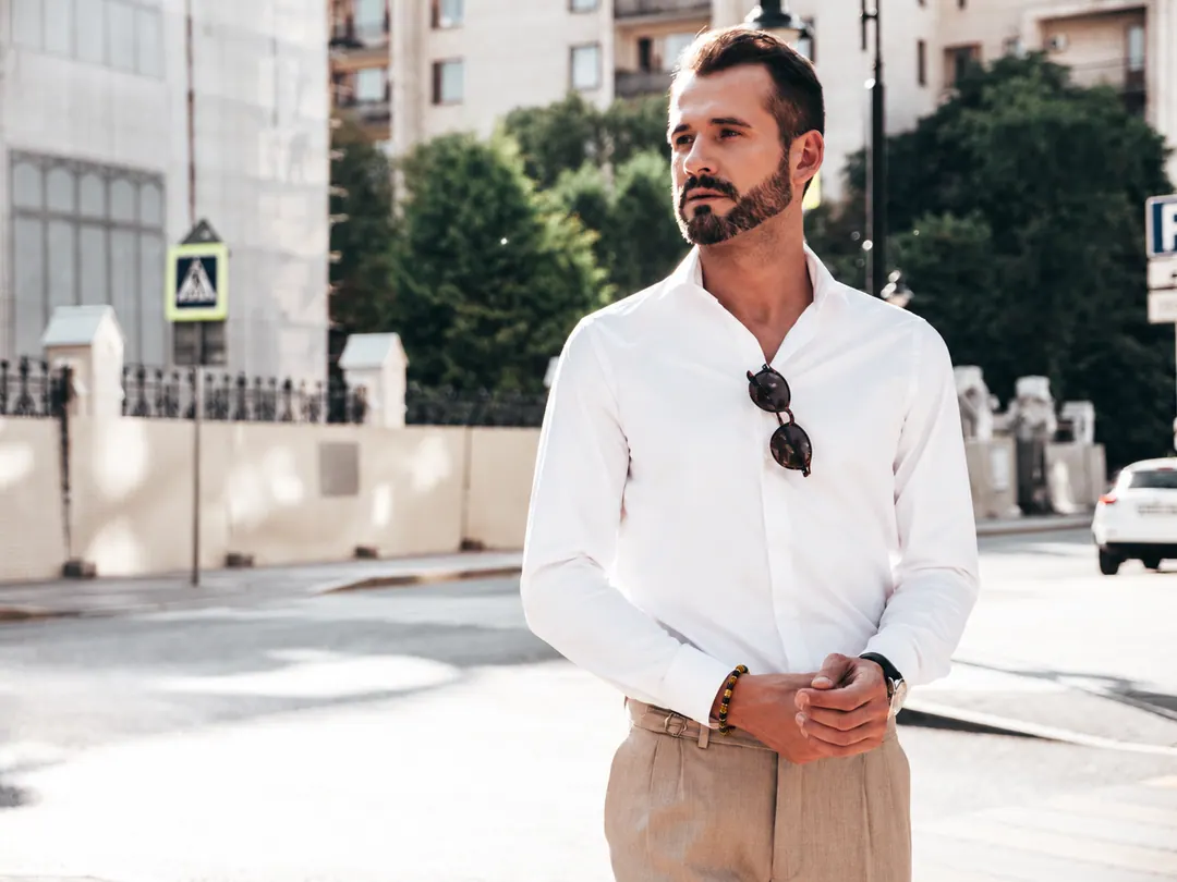 Homem de camisa branca usando a pulseira Farol